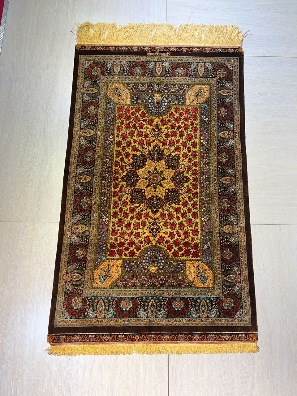 高級ペルシャ絨毯クム産シルク100% ラジャビアン工房 164×100cm(FN-10011)