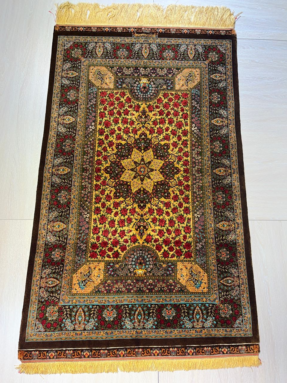 高級ペルシャ絨毯クム産シルク100% ラジャビアン工房 164×100cm(FN-10011)