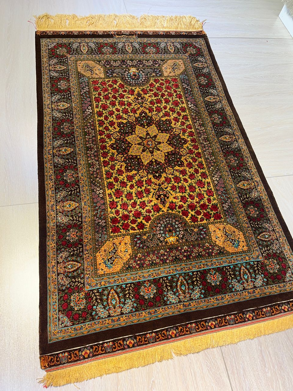 高級ペルシャ絨毯クム産シルク100% ラジャビアン工房 164×100cm(FN-10011)