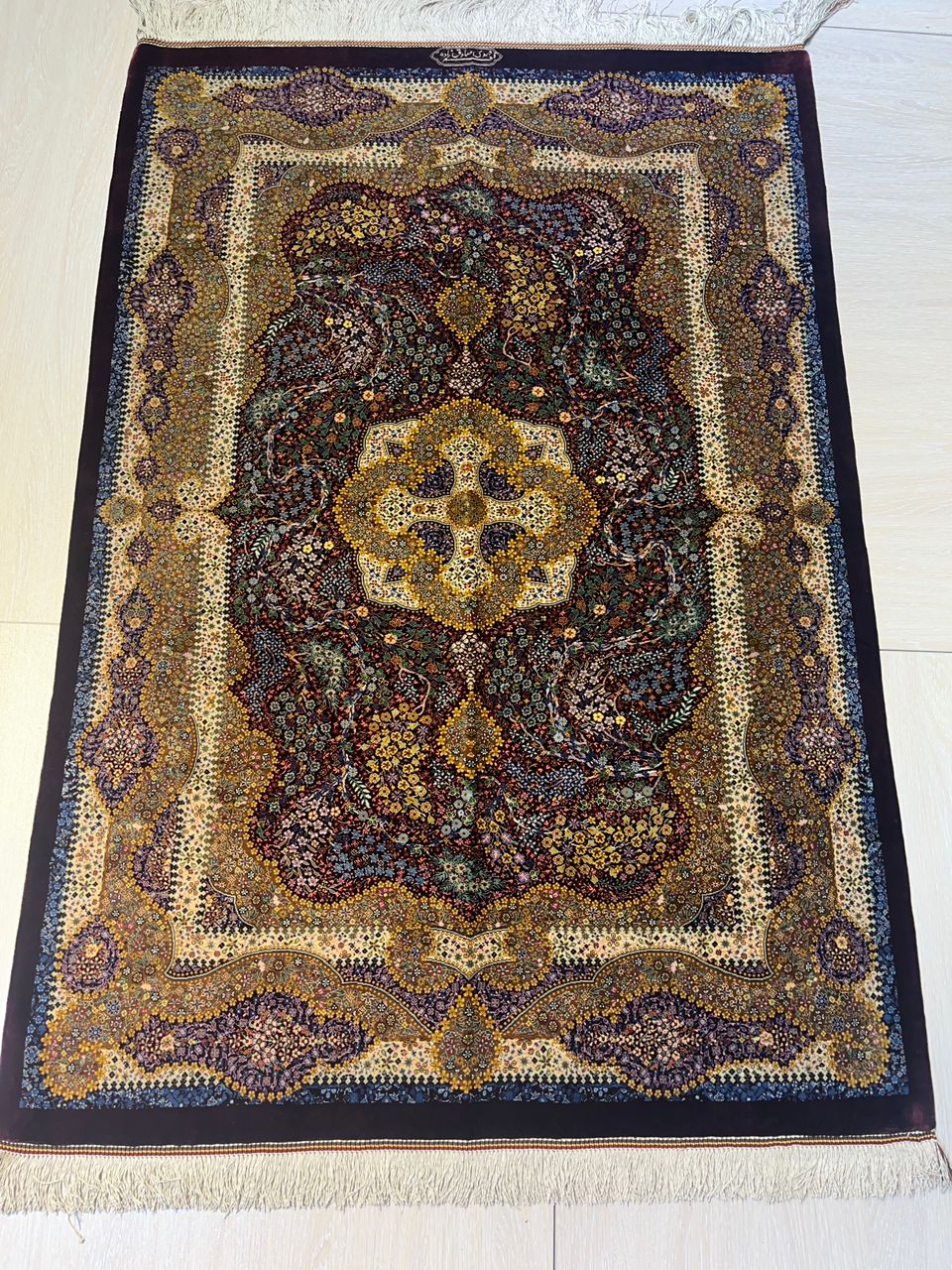 高級ペルシャ絨毯クム産シルク100% サデグザデ工房 149×104cm(FN-10012)