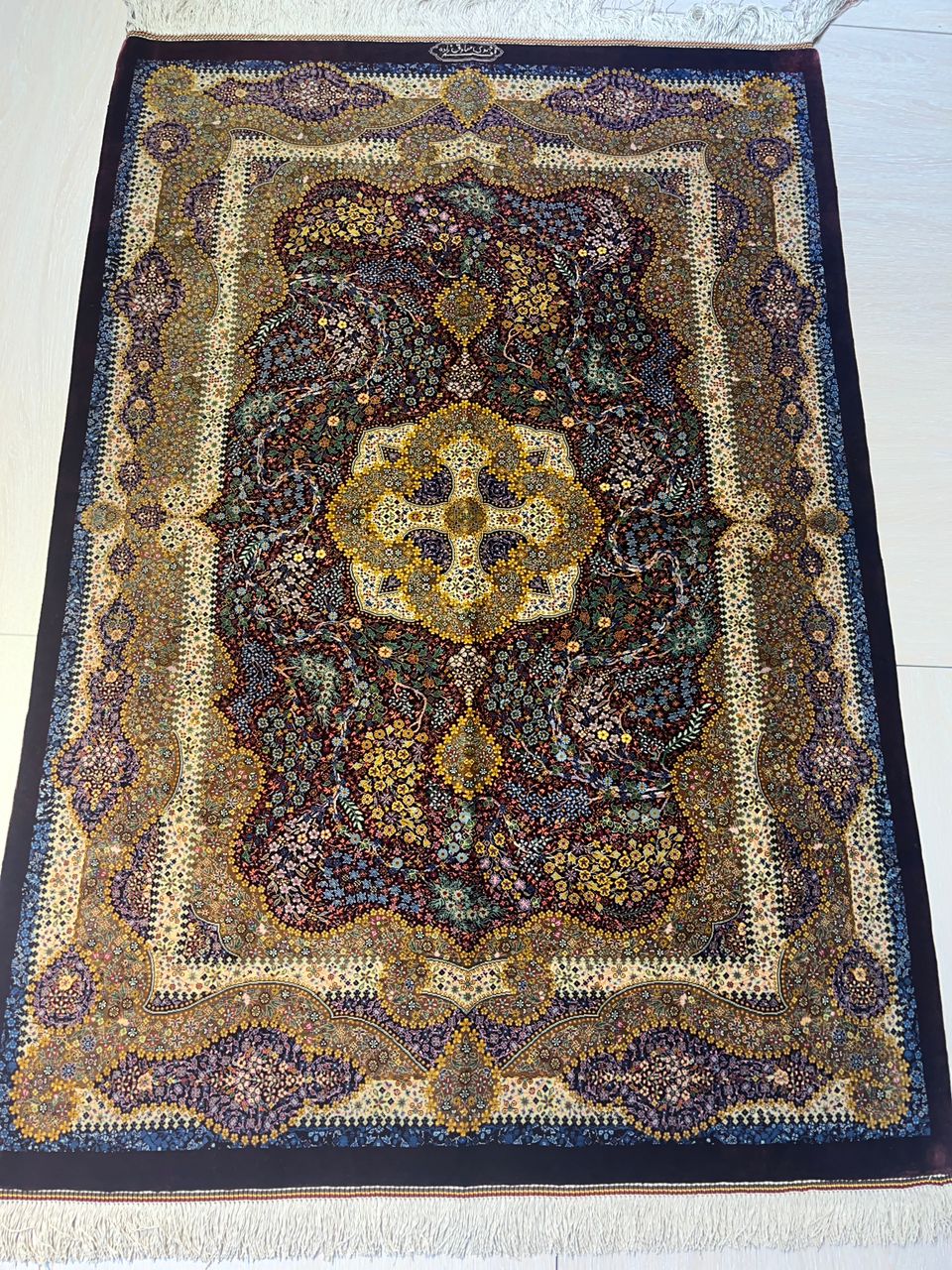 高級ペルシャ絨毯クム産シルク100% サデグザデ工房 149×104cm(FN-10012)