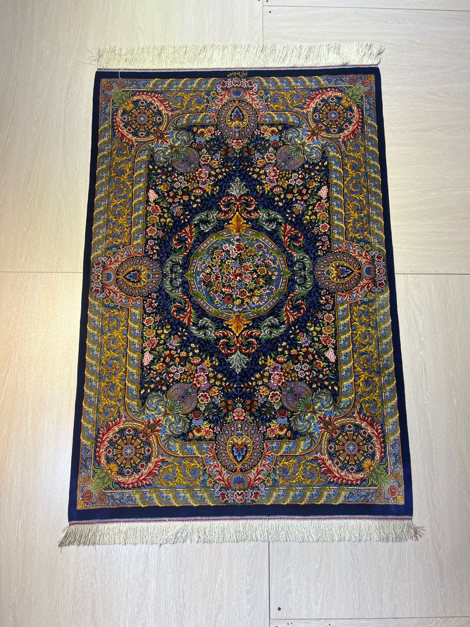 高級ペルシャ絨毯クム産シルク100% メティン工房 150×101cm(FN-10013)