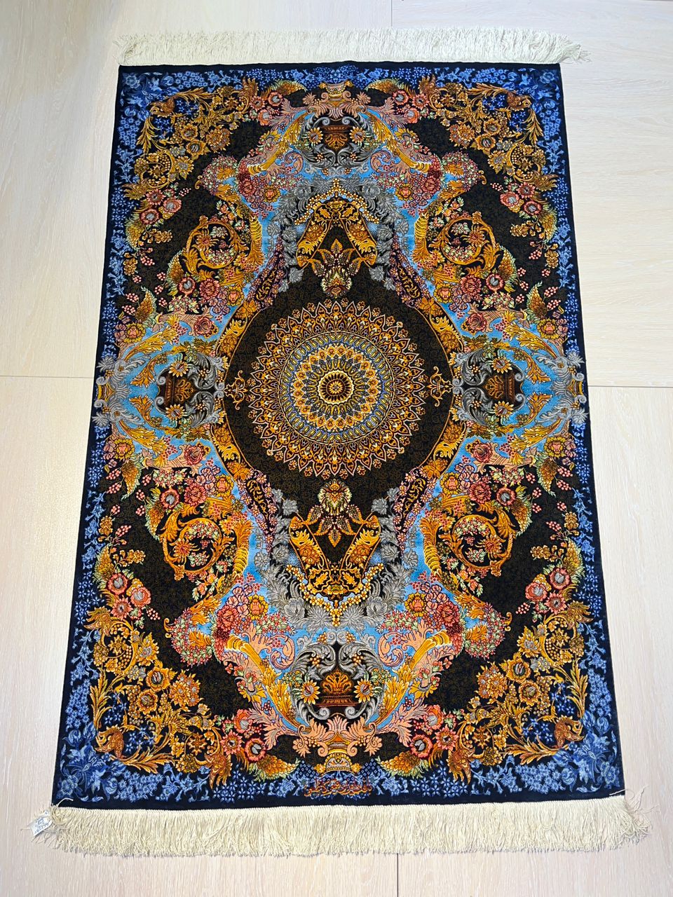 高級ペルシャ絨毯クム産シルク100% カズミ工房 161×104cm(FN-10016)