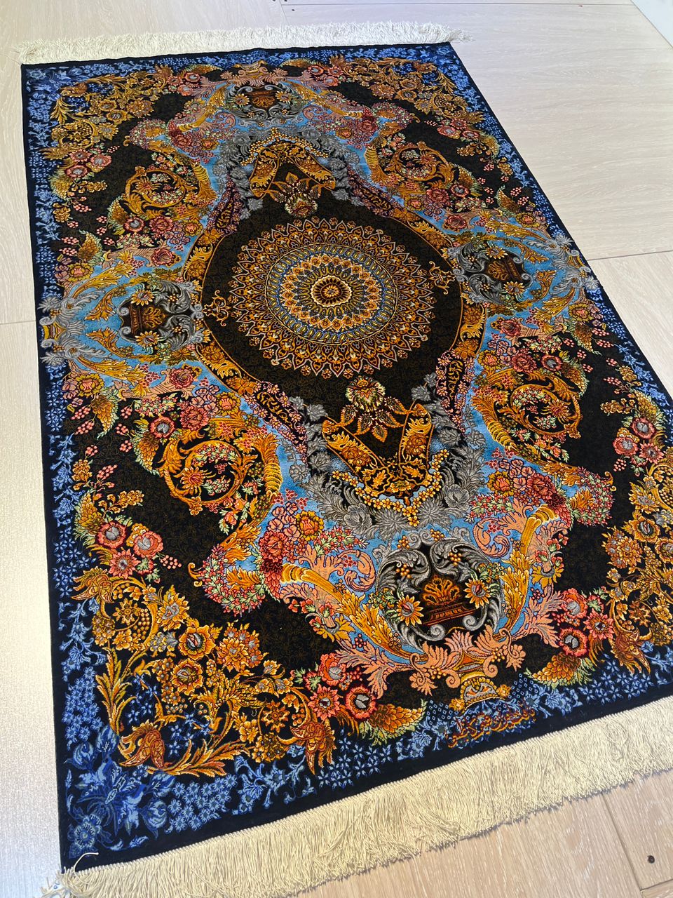 高級ペルシャ絨毯クム産シルク100% カズミ工房 161×104cm(FN-10016)