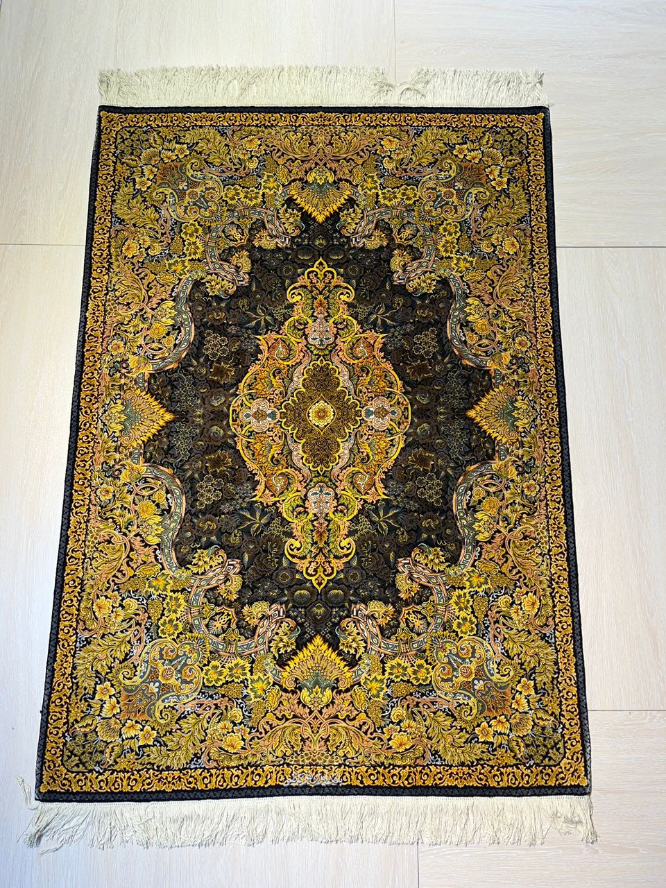 高級ペルシャ絨毯クム産シルク100% カズミ工房 152×107cm(FN-10018)