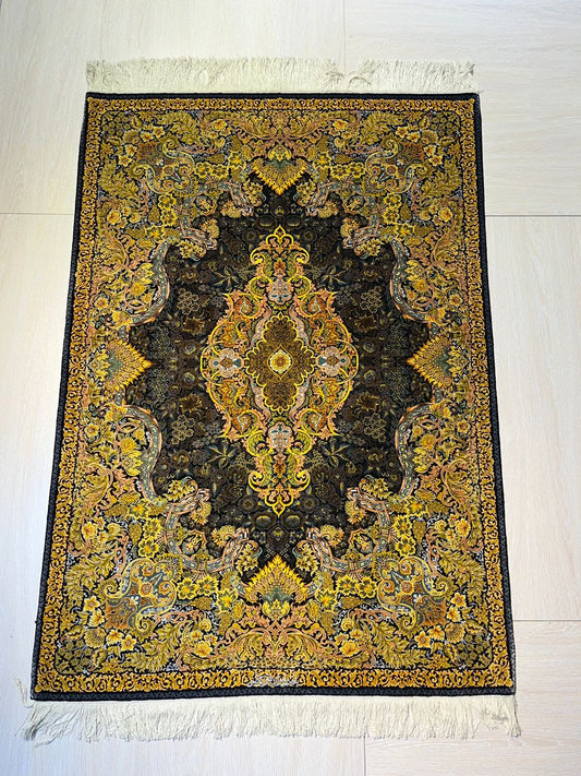 高級ペルシャ絨毯クム産シルク100%  カズミ工房 152×107cm(FN-10018)