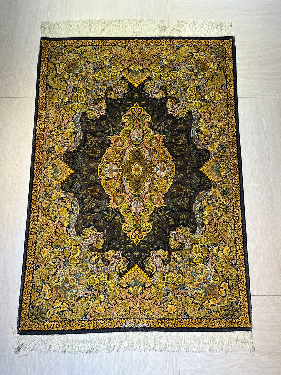 高級ペルシャ絨毯クム産シルク100% カズミ工房 152×107cm(FN-10018)
