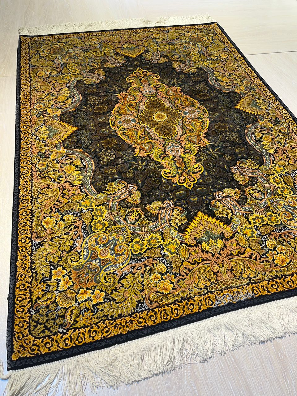 高級ペルシャ絨毯クム産シルク100% カズミ工房 152×107cm(FN-10018)
