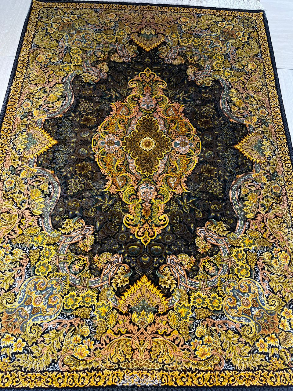 高級ペルシャ絨毯クム産シルク100% カズミ工房 152×107cm(FN-10018)