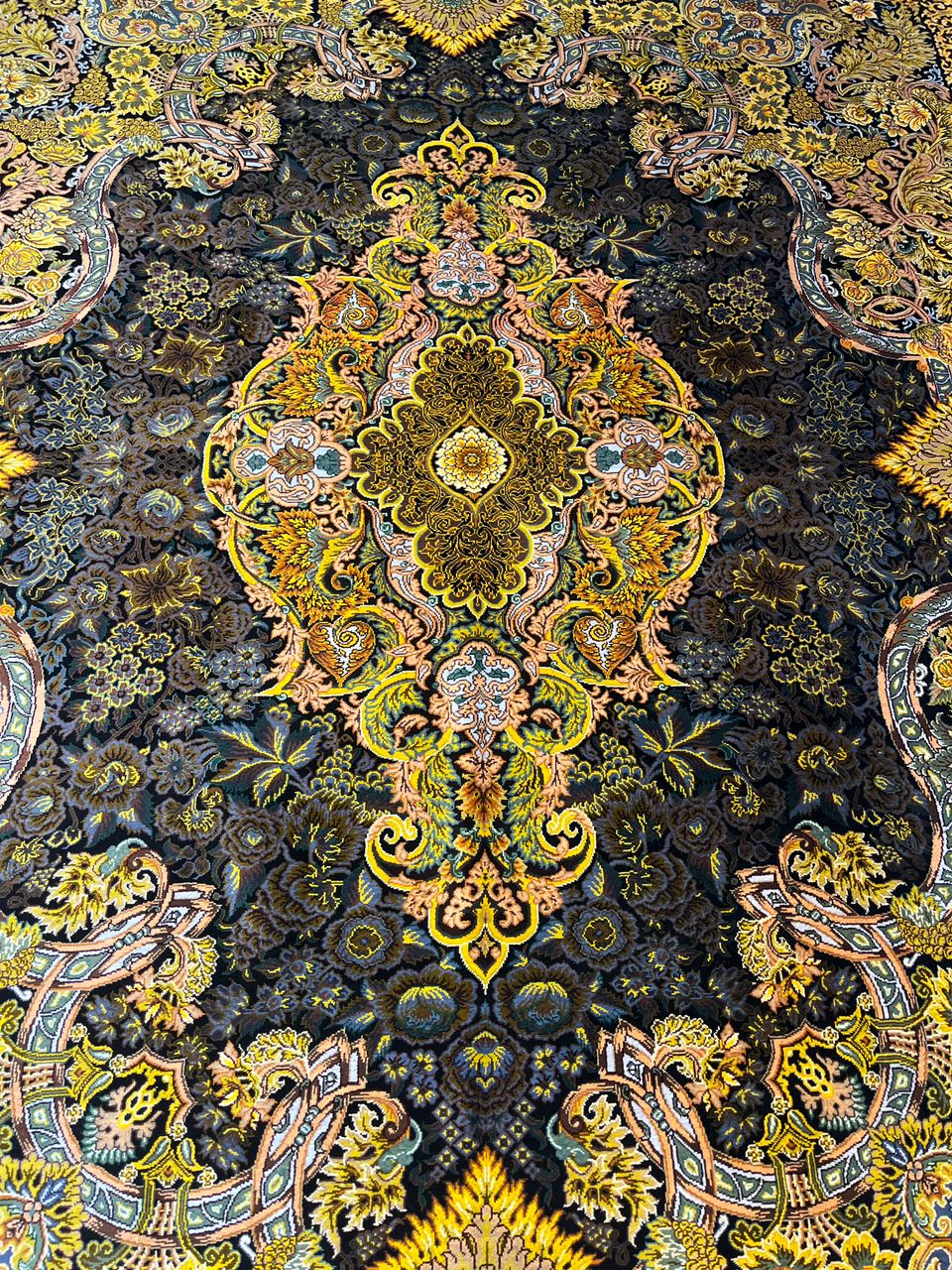 高級ペルシャ絨毯クム産シルク100% カズミ工房 152×107cm(FN-10018)