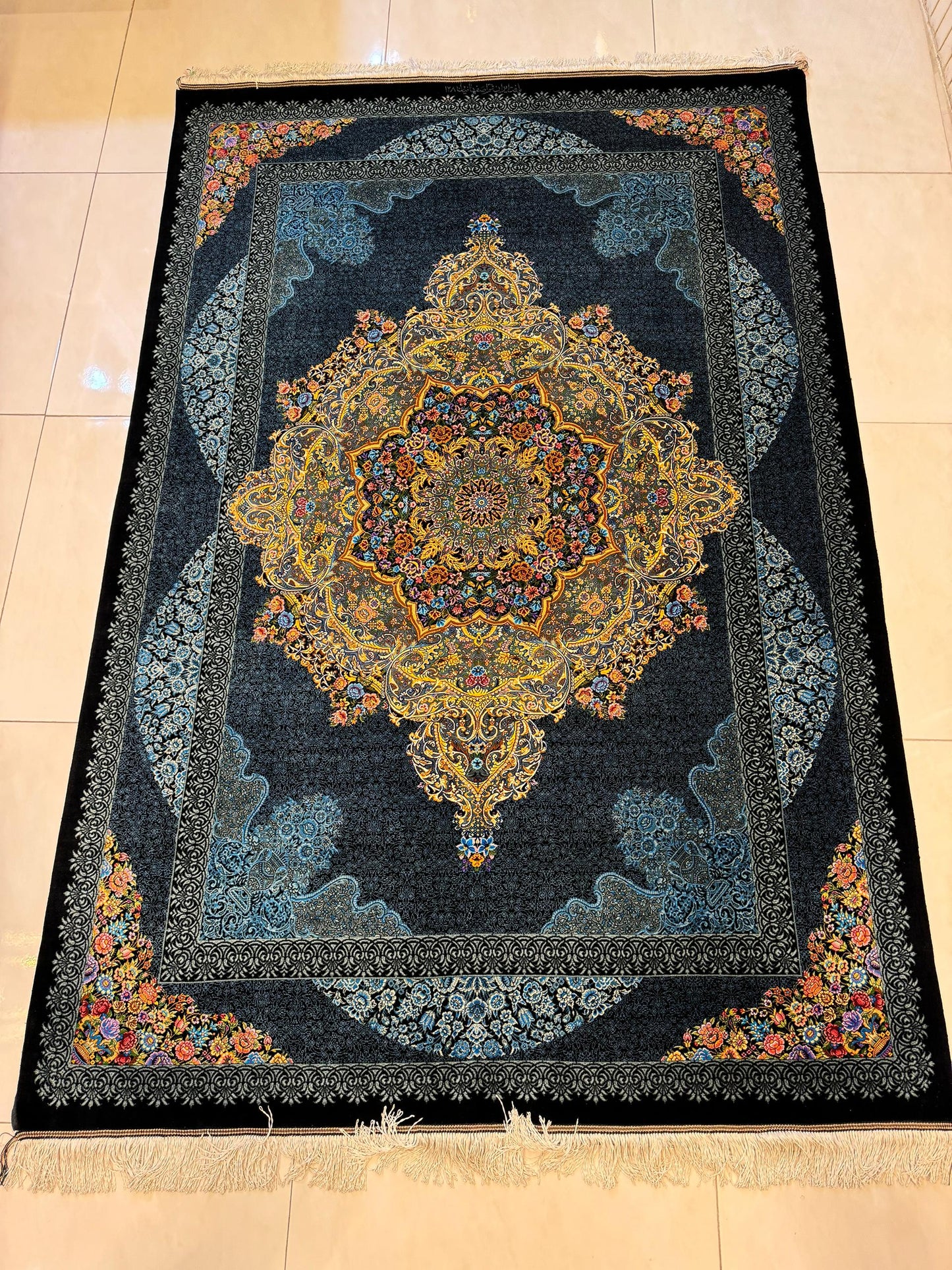 高級ペルシャ絨毯クム産シルク100%  イスファハン工房  205×135cm(FN-10019)