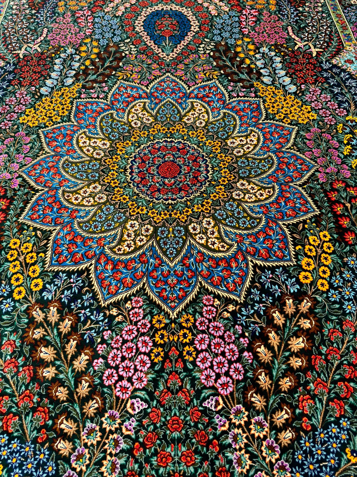 高級ペルシャ絨毯クム産シルク100% ハジ・ホセイニ 198×133cm(FN-10024)