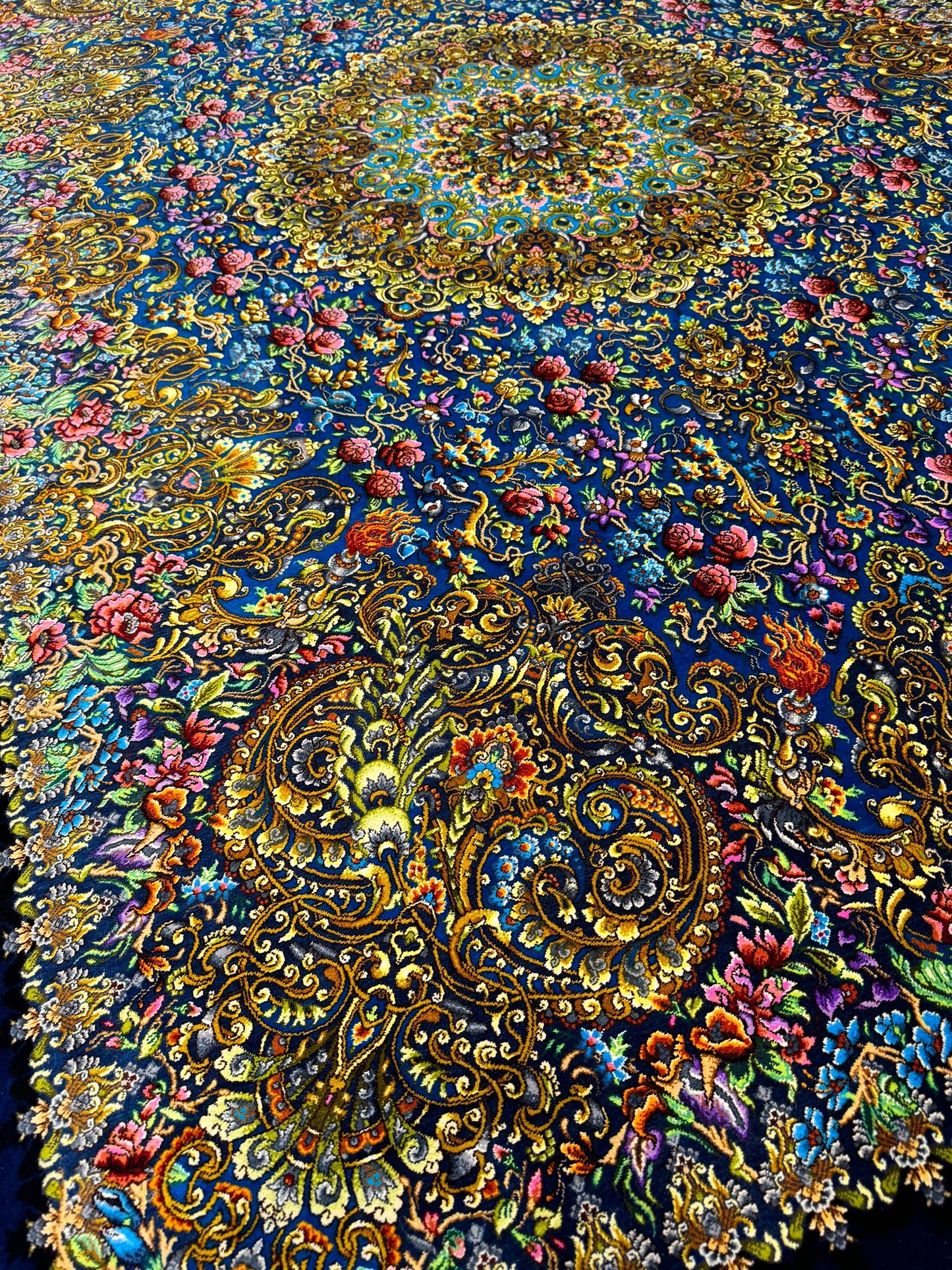 高級ペルシャ絨毯クム産シルク100%  メフルバフ工房  203×131cm(FN-10025)