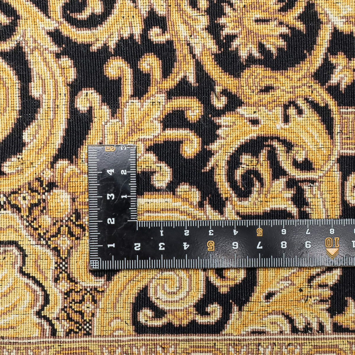 高級ペルシャ絨毯 クム産 シルク100% AHMADI工房|バロック唐草メダリオン柄 ブラック×ゴールド|123×80cm(FS-13292)