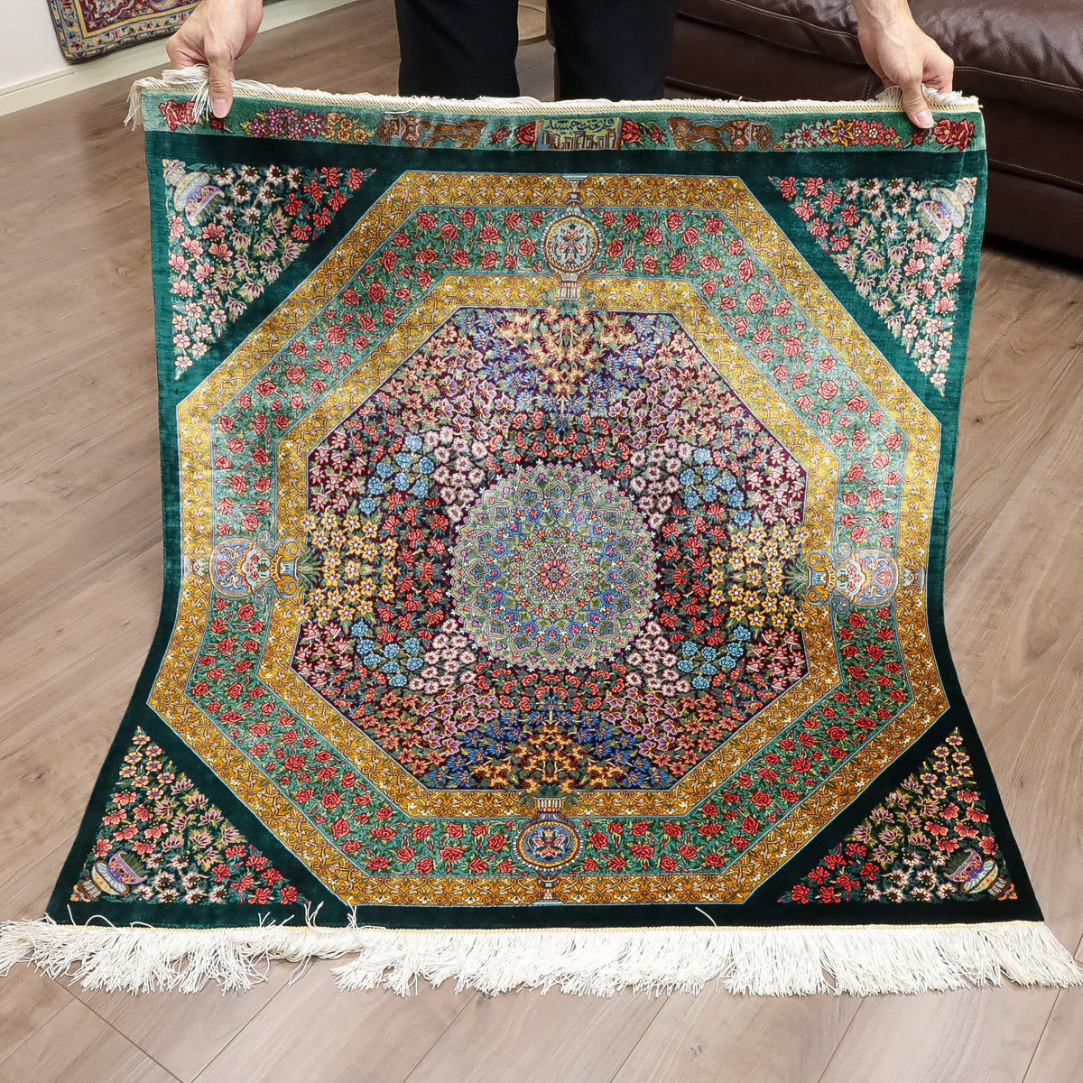 高級ペルシャ絨毯 クム産 シルク100% TAKHTE JAMSHID工房|八角形枠・花メダリオン柄 グリーン×マルチカラー|105×99cm(FS-13299)