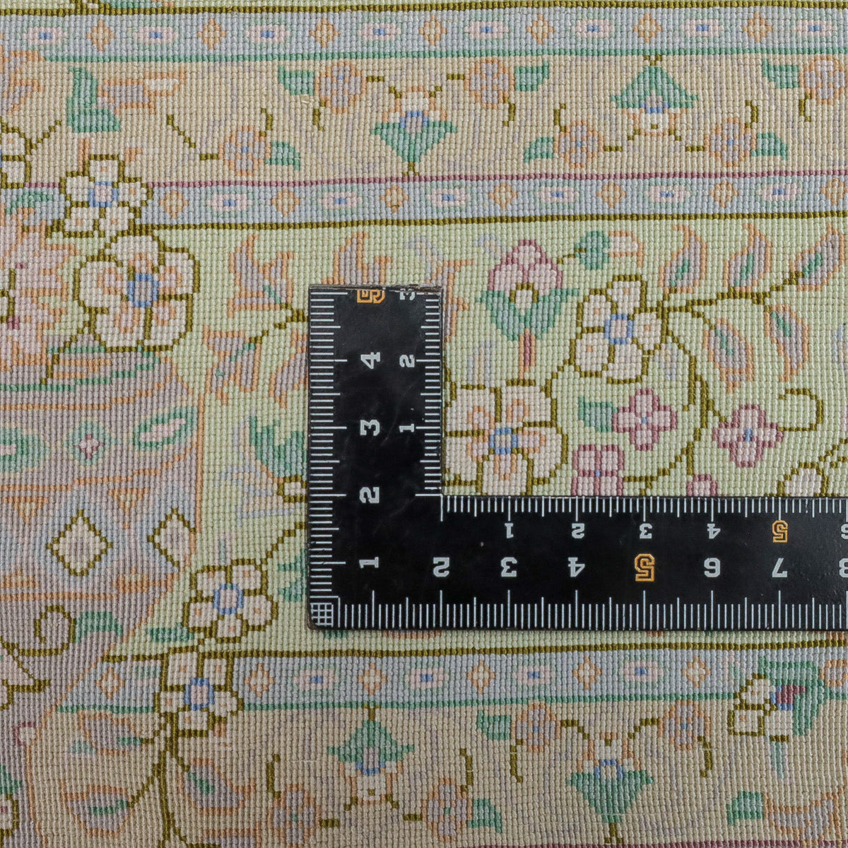 高級ペルシャ絨毯 クム産 シルク100% ARSALANI工房|花メダリオン柄 アイボリー×ピスタチオグリーン|108×72cm(FS-13300)