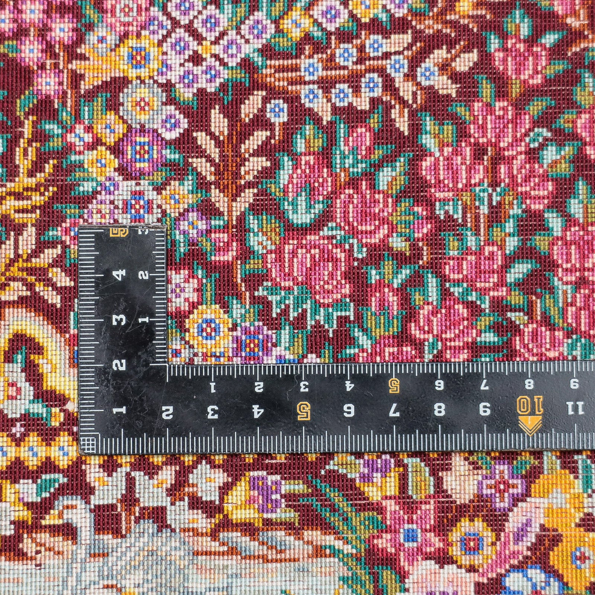 高級ペルシャ絨毯 クム産 シルク100% ESMAELI工房|生命の木・風景柄 ワイン×ゴールド|93×60cm(FS-13369)