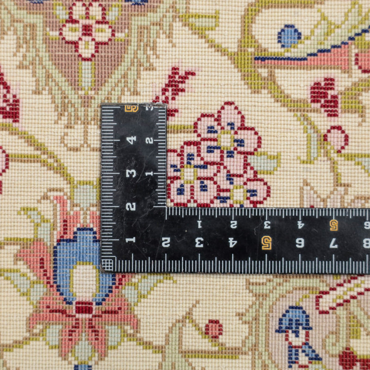高級ペルシャ絨毯 クム産 シルク100% VAHDAT工房|花メダリオン柄 クリームイエロー×モーヴ|94×60cm(FS-13378)