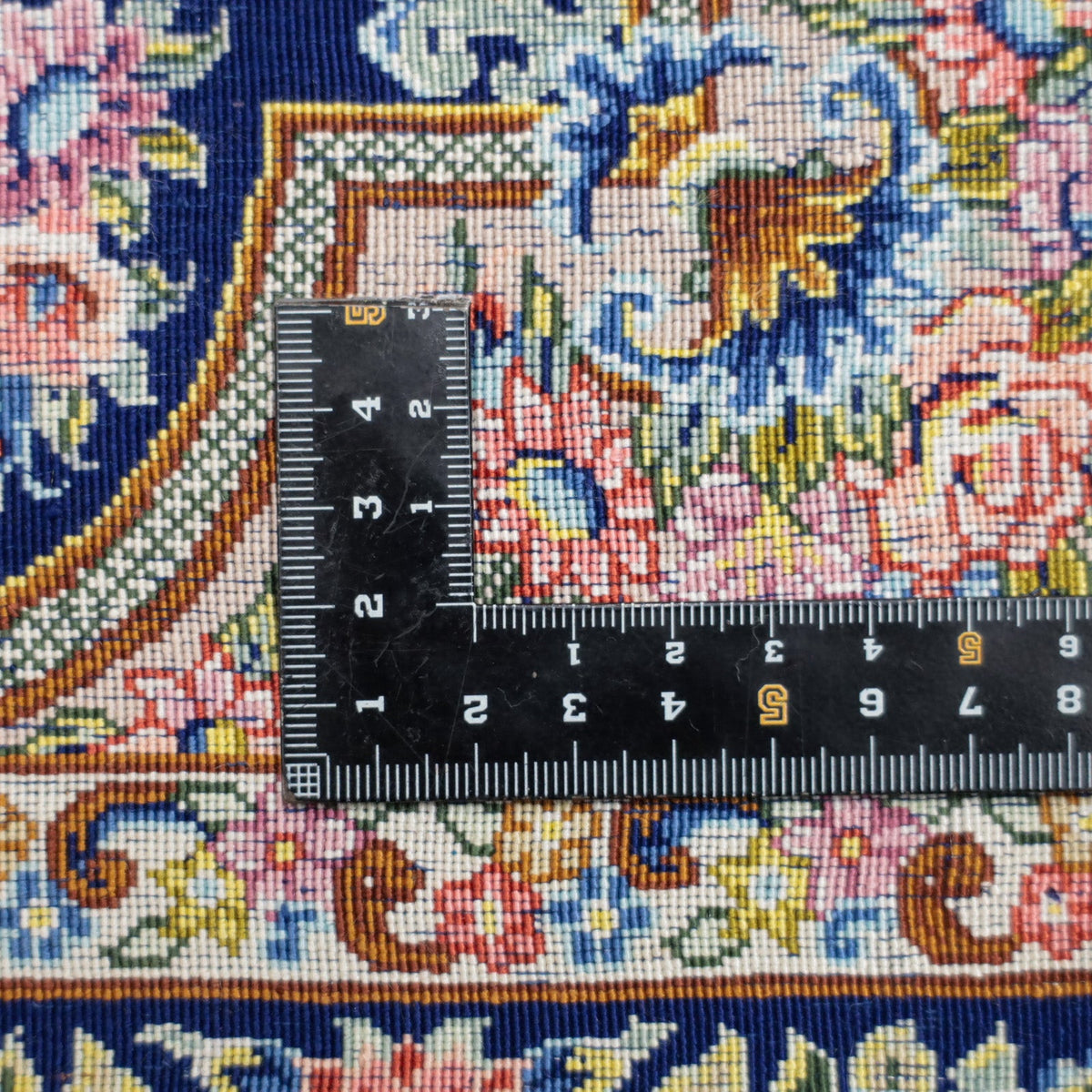 高級ペルシャ絨毯 クム産 シルク100% SADEGHZADEH工房|花メダリオン柄 ネイビー×ローズベージュ|84×59cm(FS-13382)