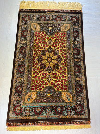 高級ペルシャ絨毯クム産シルク100％  ラジャビアン工房　164×100cm（FN-10011）
