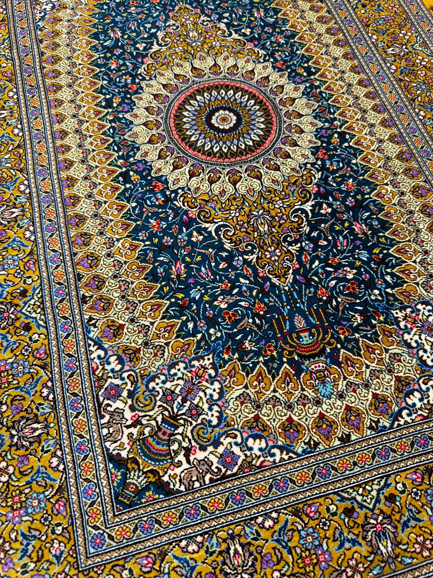 高級ペルシャ絨毯クム産シルク100％  ジャムシディ工房 90×61cm（FN-10030）