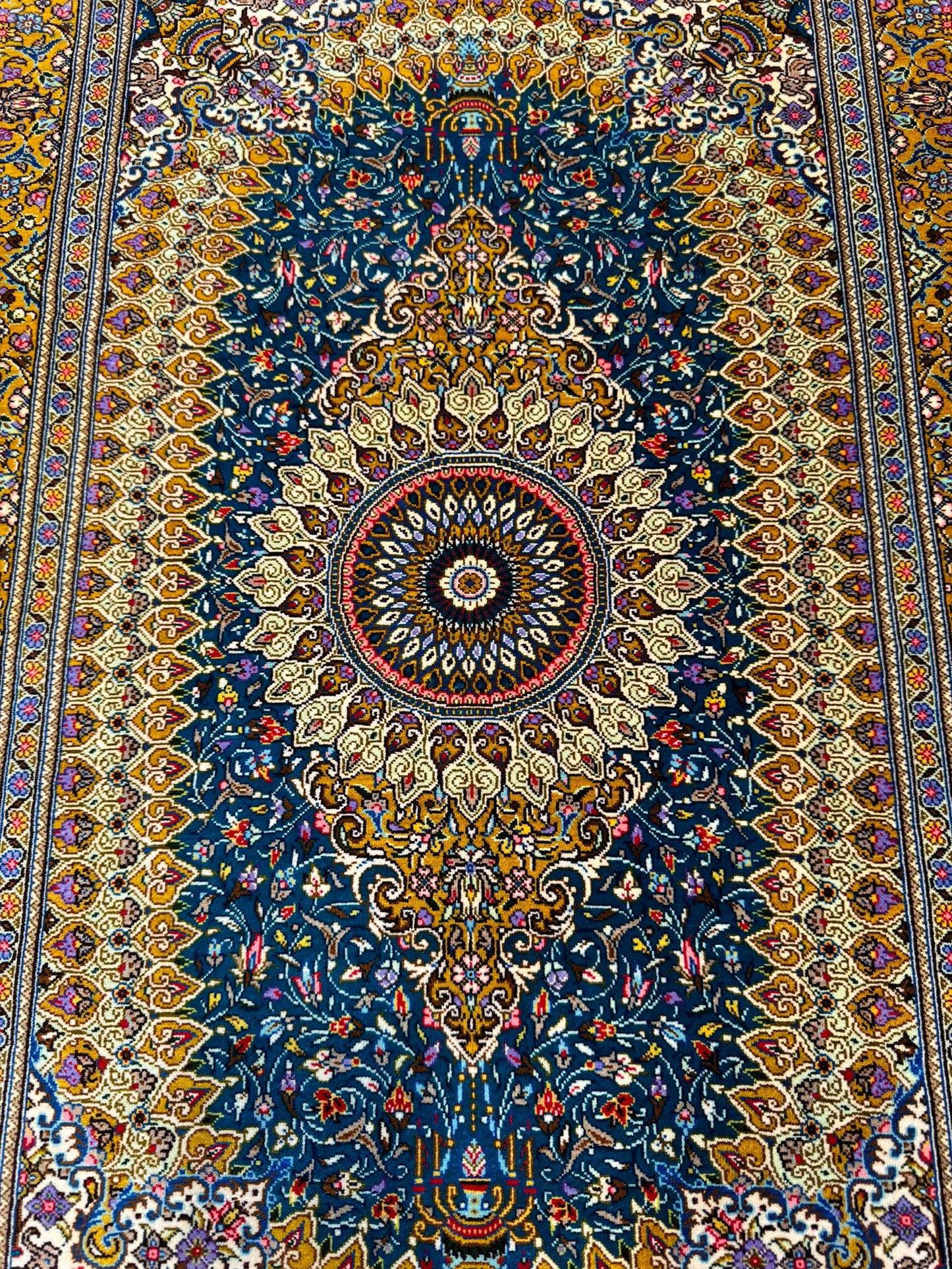 高級ペルシャ絨毯クム産シルク100％  ジャムシディ工房 90×61cm（FN-10030）