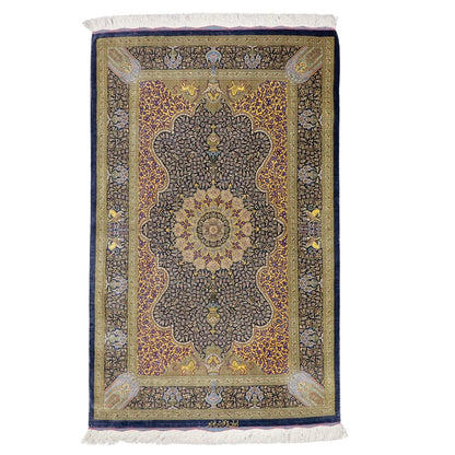 高級ペルシャ絨毯 クム産 シルク100％ SHIRAZI工房｜トランジ・獅子文様 ネイビー×ゴールド｜126×79cm（FS-13297）