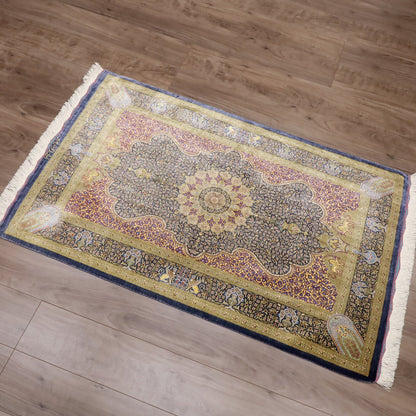 高級ペルシャ絨毯 クム産 シルク100％ SHIRAZI工房｜トランジ・獅子文様 ネイビー×ゴールド｜126×79cm（FS-13297）