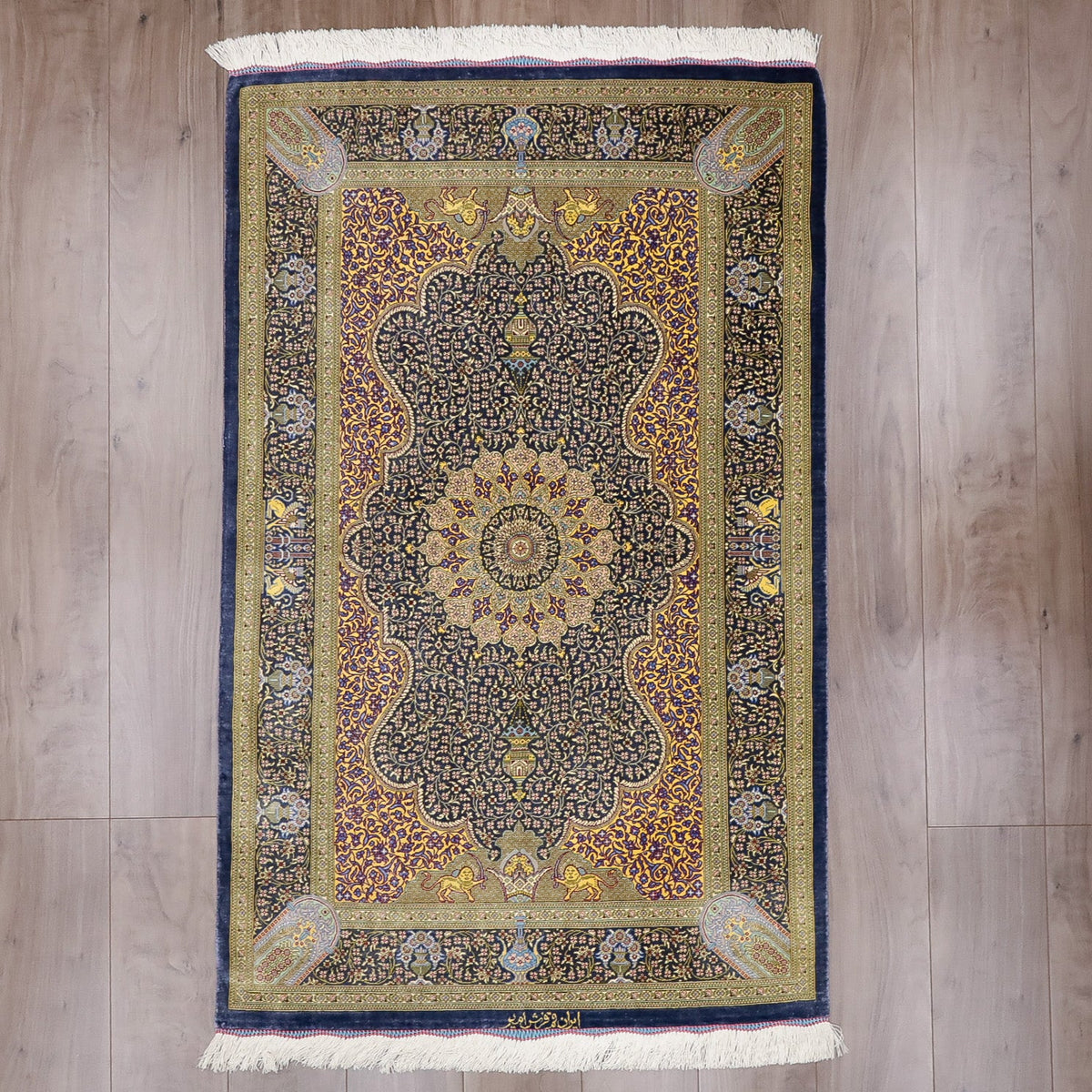 高級ペルシャ絨毯 クム産 シルク100％ SHIRAZI工房｜トランジ・獅子文様 ネイビー×ゴールド｜126×79cm（FS-13297）