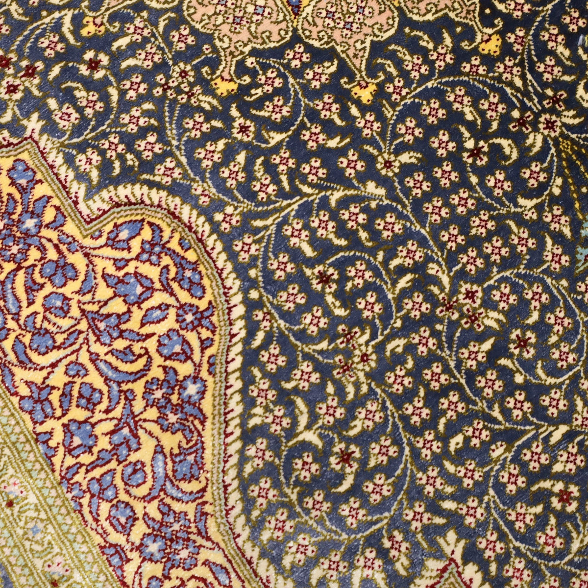 高級ペルシャ絨毯 クム産 シルク100％ SHIRAZI工房｜トランジ・獅子文様 ネイビー×ゴールド｜126×79cm（FS-13297）