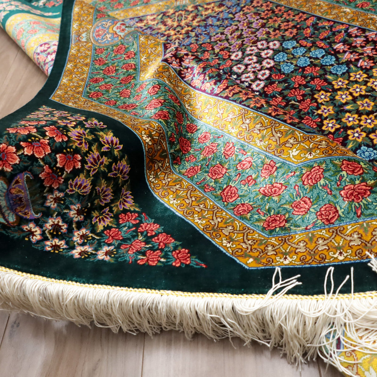 高級ペルシャ絨毯 クム産 シルク100％ TAKHTE JAMSHID工房｜八角形枠・花メダリオン柄 グリーン×マルチカラー｜105×99cm（FS-13299）