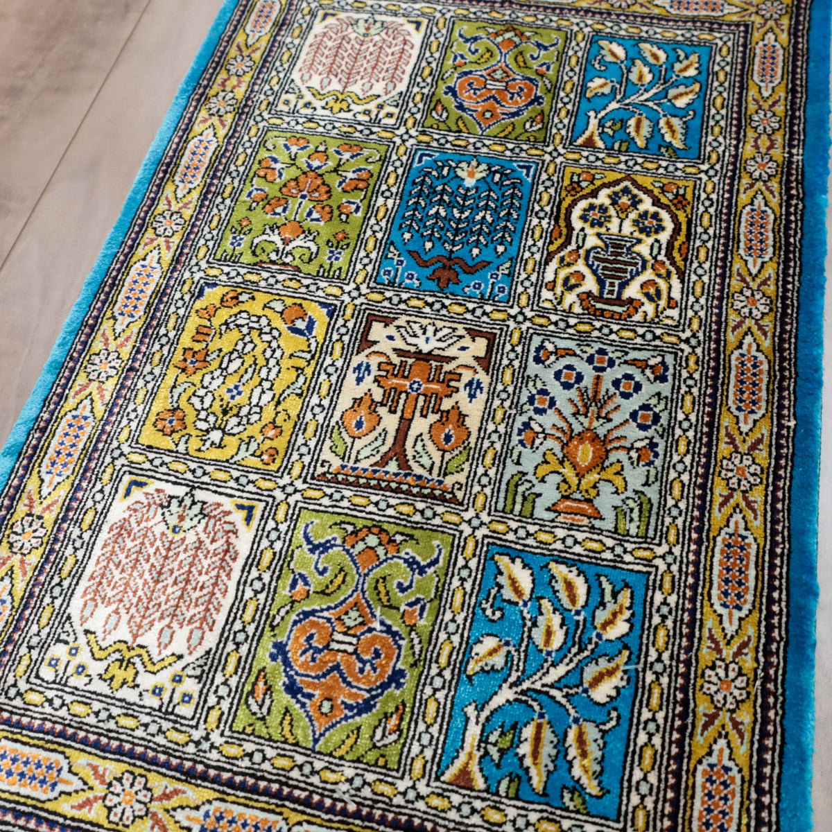 高級ペルシャ絨毯 クム産 シルク100％｜ケシュティ柄（12区画） ターコイズ×マルチカラー｜43×28cm（FS-13337）