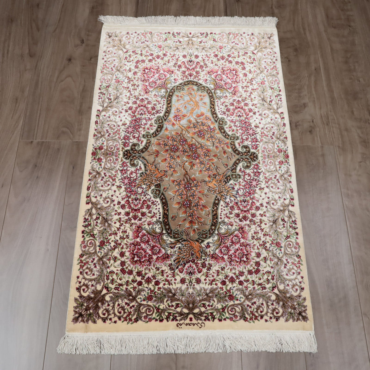 高級ペルシャ絨毯 クム産 シルク100％ MOHAMMADI工房｜生命の樹・花鳥柄 アイボリー×ピンク｜94×60cm（FS-13364）