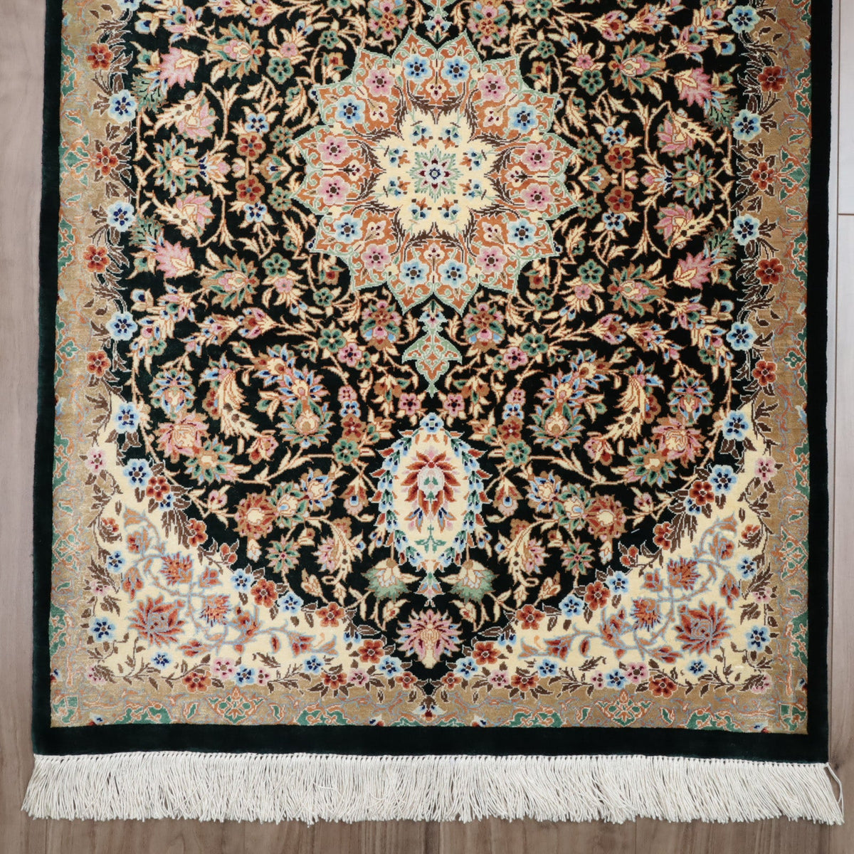 高級ペルシャ絨毯 クム産 シルク100％ JAN GHORBAN工房｜トランジ柄 ブラック×アイボリー｜88×61cm（FS-13365）