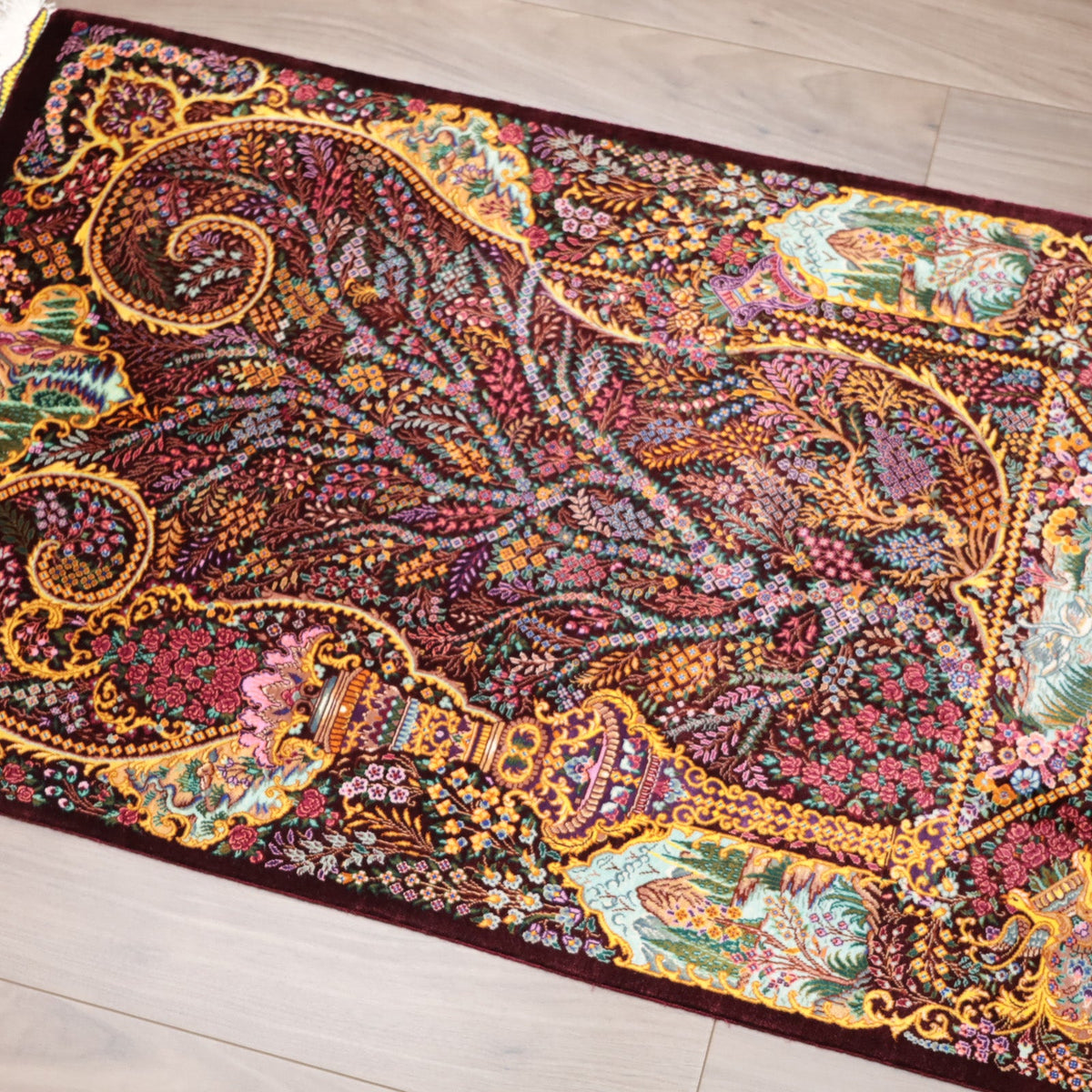 高級ペルシャ絨毯 クム産 シルク100％ ESMAELI工房｜生命の木・風景柄 ワイン×ゴールド｜93×60cm（FS-13369）