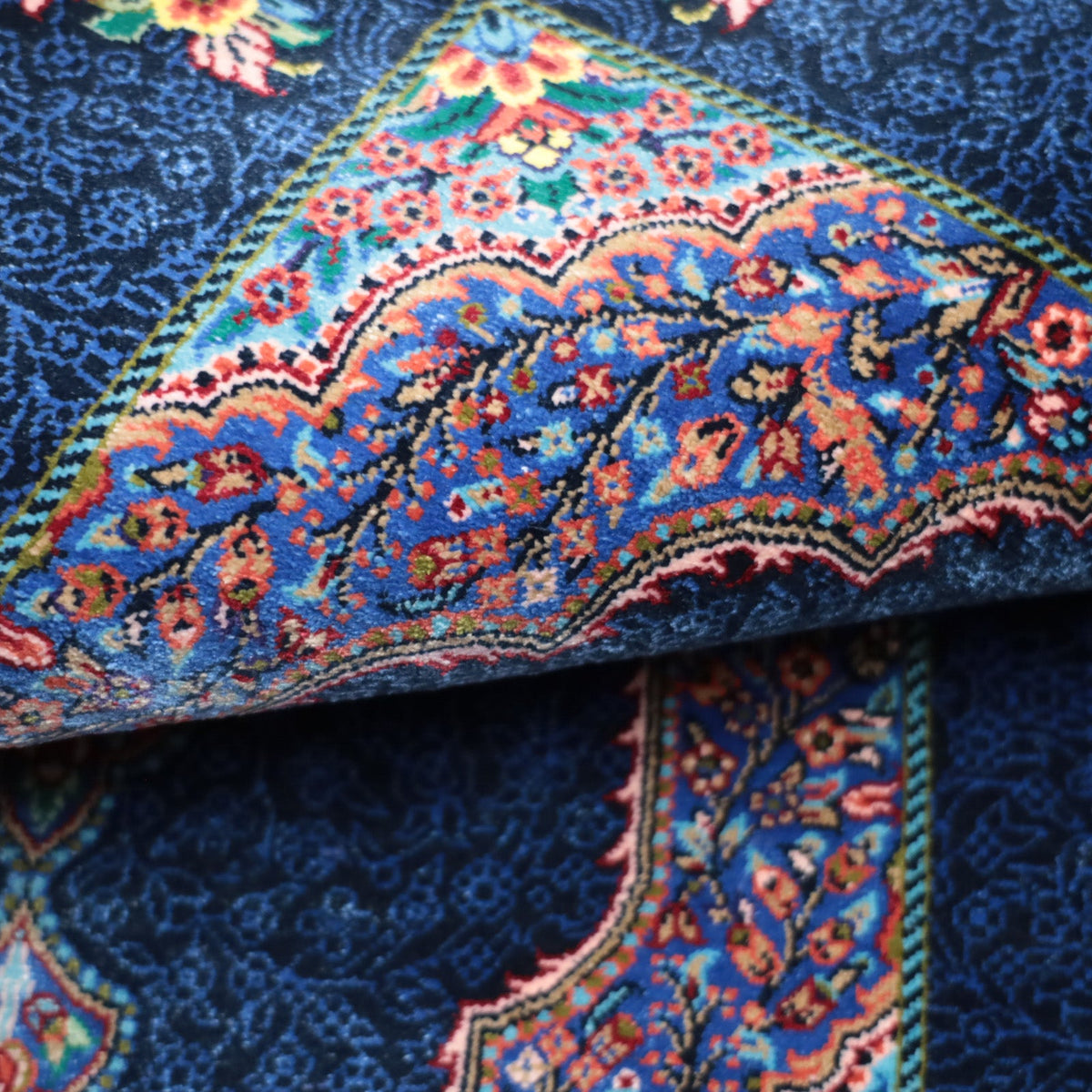 高級ペルシャ絨毯 クム産 シルク100％ SHAHRYAR工房｜花メダリオン柄 ネイビー×マルチカラー｜73×48cm（FS-13374）