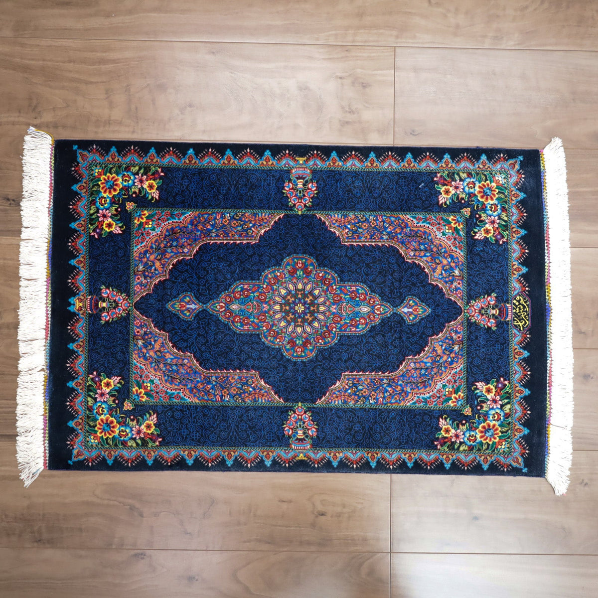 高級ペルシャ絨毯 クム産 シルク100％ SHAHRYAR工房｜花メダリオン柄 ネイビー×マルチカラー｜73×48cm（FS-13374）
