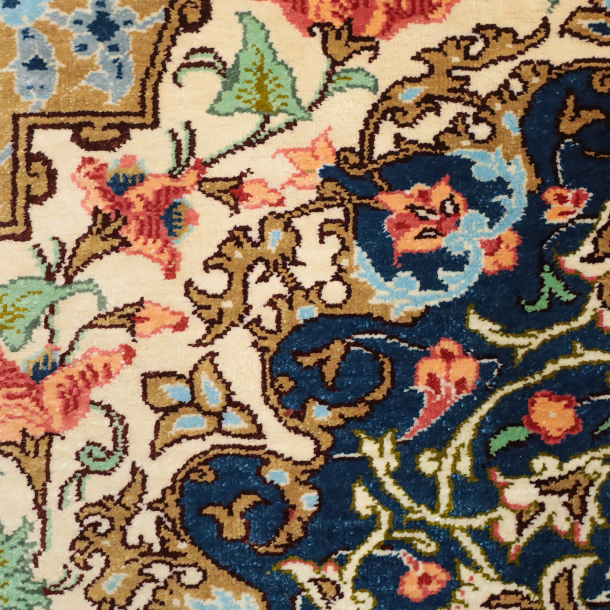 高級ペルシャ絨毯 クム産 シルク100％ RAZAVI工房｜花メダリオン柄 ネイビー×ゴールド｜78×61cm（FS-13377）
