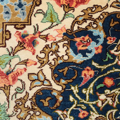 高級ペルシャ絨毯 クム産 シルク100％ RAZAVI工房｜花メダリオン柄 ネイビー×ゴールド｜78×61cm（FS-13377）