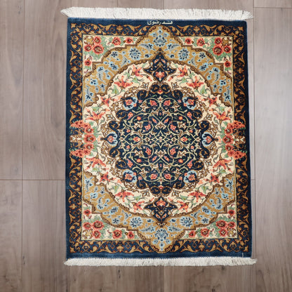 高級ペルシャ絨毯 クム産 シルク100％ RAZAVI工房｜花メダリオン柄 ネイビー×ゴールド｜78×61cm（FS-13377）