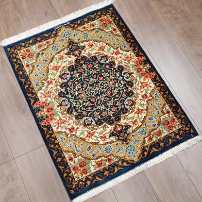 高級ペルシャ絨毯 クム産 シルク100％ RAZAVI工房｜花メダリオン柄 ネイビー×ゴールド｜78×61cm（FS-13377）