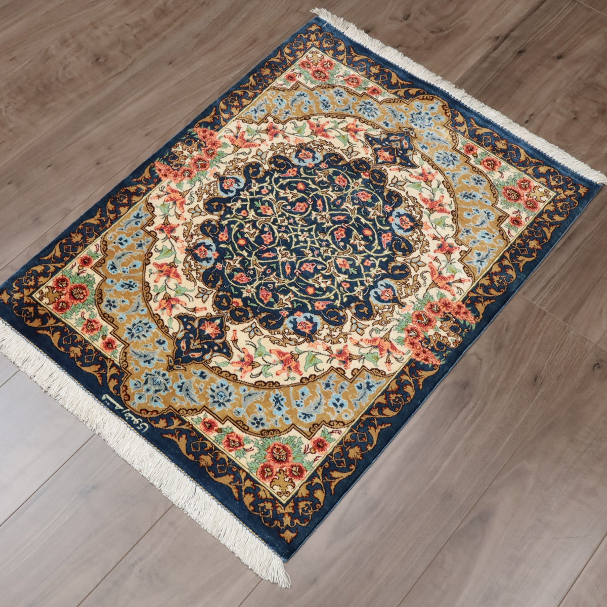 高級ペルシャ絨毯 クム産 シルク100％ RAZAVI工房｜花メダリオン柄 ネイビー×ゴールド｜78×61cm（FS-13377）