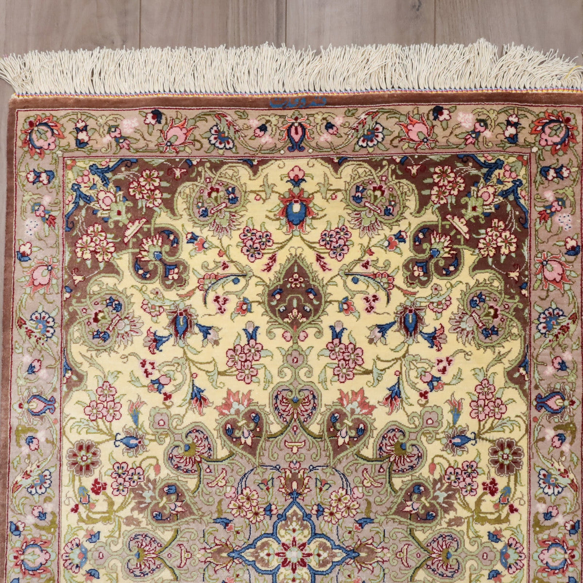高級ペルシャ絨毯 クム産 シルク100％ VAHDAT工房｜花メダリオン柄 クリームイエロー×モーヴ｜94×60cm（FS-13378）