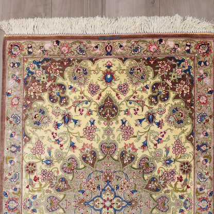 高級ペルシャ絨毯 クム産 シルク100％ VAHDAT工房｜花メダリオン柄 クリームイエロー×モーヴ｜94×60cm（FS-13378）