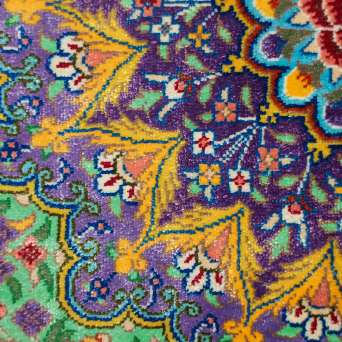 高級ペルシャ絨毯 クム産 シルク100％ BAGHERMANESH工房｜花メダリオン柄 グリーン×パープル｜92×61cm（FS-13379）