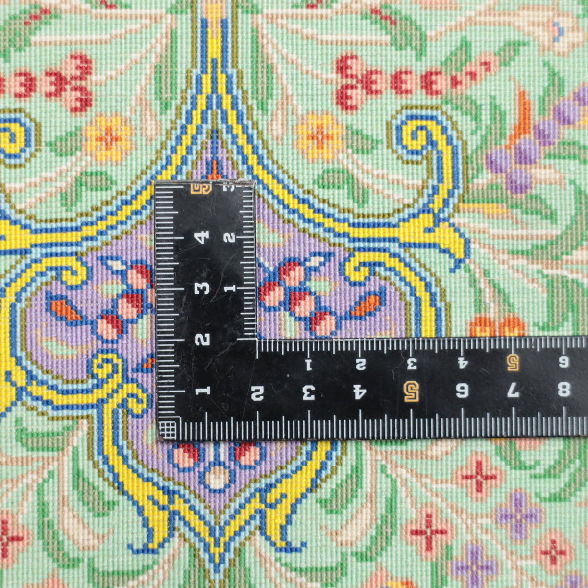 高級ペルシャ絨毯 クム産 シルク100％ BAGHERMANESH工房｜花メダリオン柄 グリーン×パープル｜92×61cm（FS-13379）