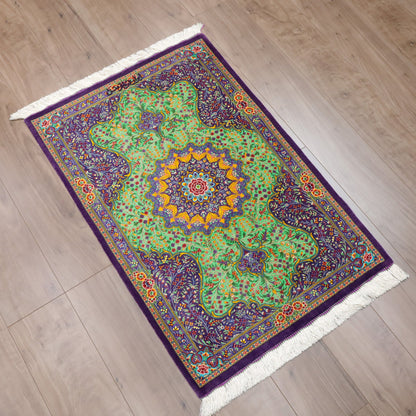 高級ペルシャ絨毯 クム産 シルク100％ BAGHERMANESH工房｜花メダリオン柄 グリーン×パープル｜92×61cm（FS-13379）