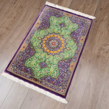 高級ペルシャ絨毯 クム産 シルク100％ BAGHERMANESH工房｜花メダリオン柄 グリーン×パープル｜92×61cm（FS-13379）
