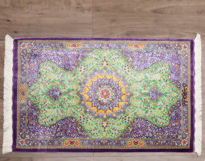 高級ペルシャ絨毯 クム産 シルク100％ BAGHERMANESH工房｜花メダリオン柄 グリーン×パープル｜92×61cm（FS-13379）
