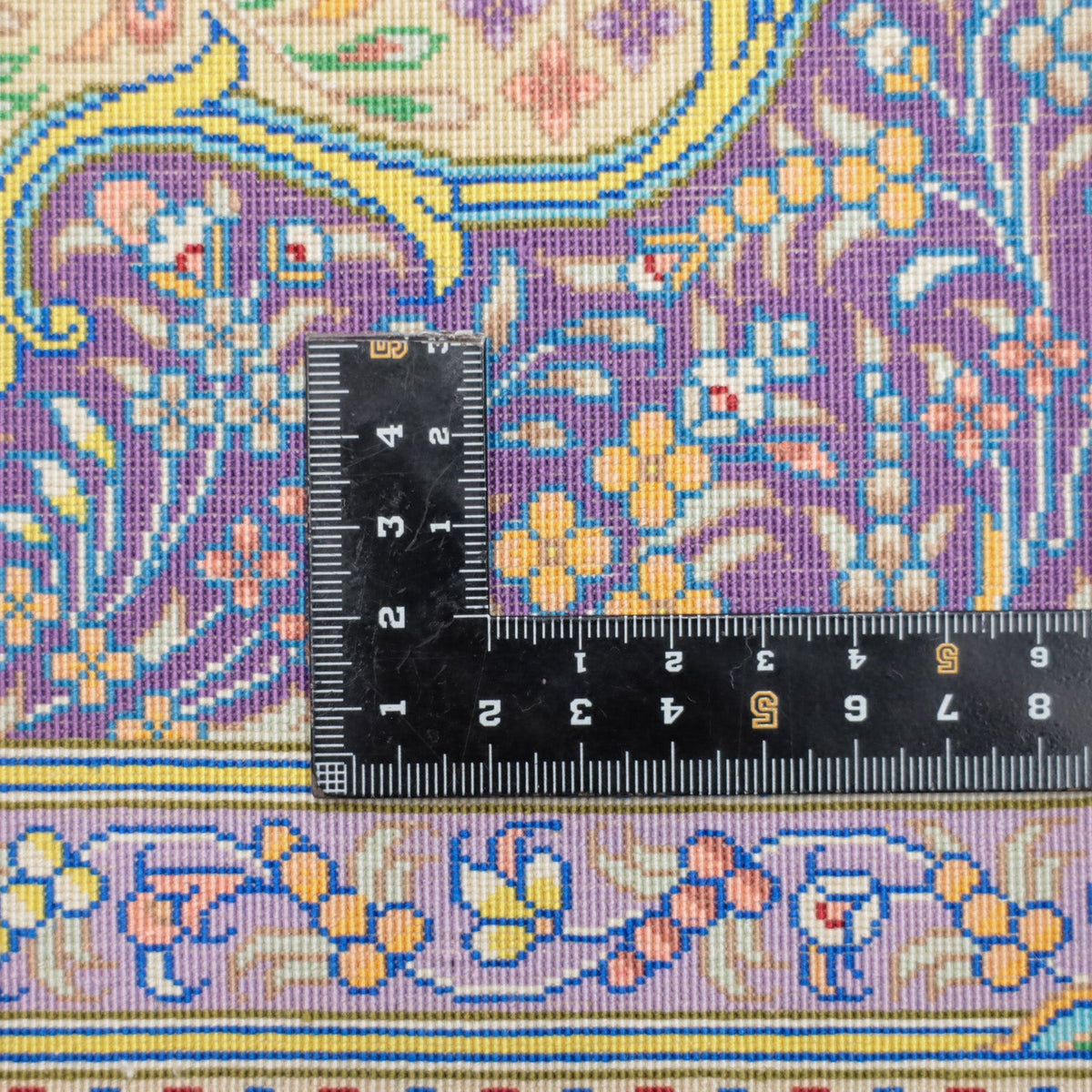 高級ペルシャ絨毯 クム産 シルク100％ BAGHERMANESH工房｜花メダリオン柄 イエローゴールド×パープル｜90×61cm（FS-13381）